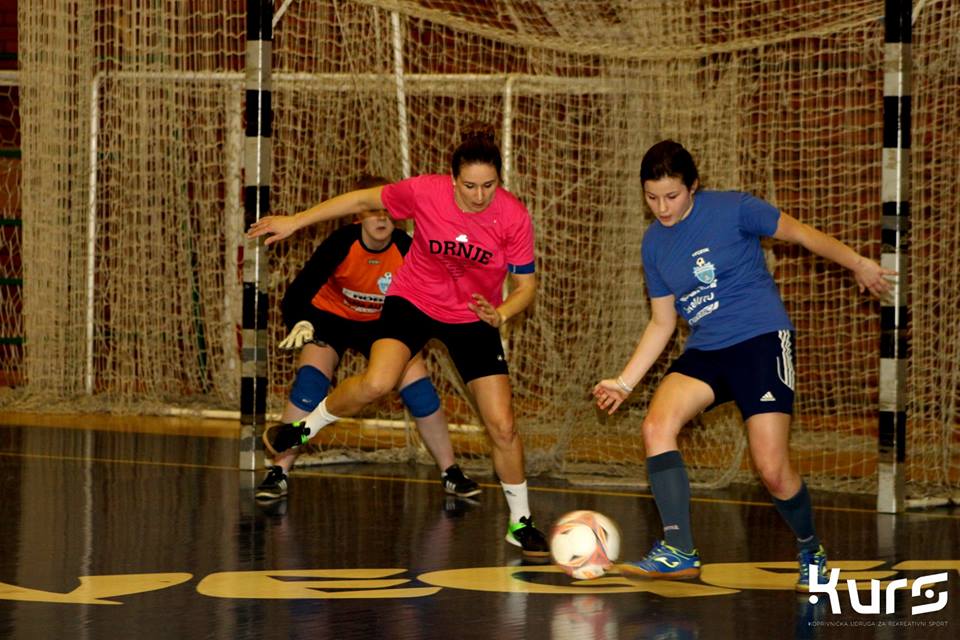 U 11. kolu KC lige derbi su odigrali Active Commerce i Udruga za mali nogomet Koprivnica. Dvojbe oko pobjednika nije bilo, Active je slavio sa čak 7:1 i s nova tri boda napravio veliki korak prema naslovu prvaka. Dva boda za Activeom zaostaje drugoplasirani CB Golf koji je visoko porazio CB 048/UŠRPS, a u borbi za visok plasman su i UMN Koprivnica, Bimbo i ePodravina.hr/Kosinus. Bimbo se mučio protiv KKC Pixela, dok je ePodravina odgodila utakmicu s Romantičarima za sljedeću subotu. Petgrad/OPG Radiček je visokom pobjedom protiv Skladgradnje podsjetio na šampionske dane, Sedma sila je preokrenula protiv Grada Koprivnice, a Inducta ++ je u završnici prokockala pobjedu protiv CB-a Cezar. U ženskoj konkurenciji odigrane su dvije utakmice. Drnje nije uspjelo svladati Koprivnicu, dok je Repaš minimalno svladao ekipu Li-la i stigao na korak do osvajanja naslova. Do kraja sedme sezone ostala su još dva kola u muškoj i jedno u ženskoj konkurenciji, a ove subote odigrat će se i dvije zaostale utakmice iz prošloga kola. Već u subotu doznat ćemo pobjednike u ženskoj, a možda i u muškoj konkurenciji. REZULTATI I STRIJELCI 11. KOLA KC LIGE: UMN Koprivnica - Active Commerce 1:7 (Milivojević / Mesić 2, Žardin 2, Dotov 2, Dodik) Skladgradnja - Petgrad/OPG Radiček 1:10 (Perošić / Šimunić 6, D. Radiček, Medenjak, Pavlek, Celiščak) CB 048/UŠRPS - CB Golf 3:8 (Rumek, Pavlek, V. Harmadi / Borštnar 3, I. Kovaček 2, L. Harmadi, Kukolja, Knapić) CB Cezar - Inducta ++ 4:4 (Međimorec 3, Ramljak / Gašparić 2, Horvat, Virovec) Bimbo - KKC Pixel 3:2 (Kuhar 2, Škvorc / F. Baruškin, N. Farkaš) Grad Koprivnica - Sedma sila 1:3 (Toth / Kapetanić 2, Wolf) REDOSLIJED 1. Active Commerce 11 9 1 1 44:10 28 2. CB Golf 11 8 2 1 40:14 26 3. UMN Koprivnica 11 8 0 3 41:27 24 4. Bimbo 11 8 0 3 31:22 24 5. ePodravina.hr/Kosinus 10 6 3 1 28:19 21 6. CB Cezar 11 5 2 4 48:52 17 7. CB 048/UŠRPS 11 5 1 5 44:30 16 8. NK Romantičari 10 5 0 5 34:30 15 9. Petgrad/OPG Radiček 11 4 1 6 29:21 13 10. Sedma sila 11 3 3 5 19:27 12 11. Inducta ++ 11 3 2 6 25:34 11 12. Grad Koprivnica 11 2 1 8 19:22 7 13. KKC Pixel 11 2 0 9 20:50 6 14. Skladgradnja 11 0 0 11 14:72 0 STRIJELCI 13 - Kokša (UMN Koprivnica), I. Šimunić (Petgrad/OPG Radiček). 12 - Andrašić (ePodravina.hr/Kosinus), Ogrizović (Active Commerce), V. Harmadi (CB 048/UŠRPS), Borštnar (CB Golf). 10 - Ramljak (CB Cezar), Gašparić (Inducta ++). 9 - Omrčen-Čeko (CB Cezar), Milivojević (UMN Koprivnica). 8 - Begić, Fusić (NK Romantičari), Osman (CB 048/UŠRPS), Dodik (Active Commerce). 7 - Čurić (NK Romantičari), Dlaka (UMN Koprivnica), Kukolja (CB Golf), Žardin (Active Commerce), Međimorec (CB Cezar). 6 - Sertić (CB Cezar), Petrović (Active Commerce), L. Harmadi, I. Kovaček (CB Golf). 5 - Matošić, Škvorc (Bimbo), Beg (Grad Koprivnica), Jagić (CB Cezar), Kapetanić (Sedma sila), Medenjak, Celiščak (Petgrad/OPG Radiček), Perošić (Skladgradnja), Mesić (Active Commerce). 4 - Mat. Trnski, Zagrajski (Sedma sila), Ivandija, Beši, Kuhar (Bimbo), Smolak, Fulir (ePodravina.hr/Kosinus), Bešenić, Pavlek (CB 048/UŠRPS), Jurenec (UMN Koprivnica), Plemeniti, F. Baruškin (KKC Pixel), Jazvec (NK Romantičari). 3 - Samardžić, Vuljak, Borščak (CB 048/UŠRPS), Prka, Ljubić, Punčec, Toth (Grad Koprivnica), Napan, Sović (CB Cezar), Hontić (UMN Koprivnica), Kušević (KKC Pixel), Juriša (ePodravina.hr/Kosinus), Blažeković (CB Golf), Zrinski (NK Romantičari), Obradović (Bimbo),Virovec (Inducta ++). 2 - Rukavina, Hrenić, Marić (Inducta ++), Korošec (Bimbo), Cikač, Kušenić (CB Golf), Lenardić (NK Romantičari), Đurnić, Husnjak, Rumek (CB 048/UŠRPS), Godek (ePodravina.hr/Kosinus), Kišiček (CB Cezar), Bosman, Bači (Skladgradnja), Lukač, Dotov (Active Commerce), Cimbrišak, Pavlek (Petgrad/OPG Radiček), Cvetković (UMN Koprivnica), Pišpek, N. Farkaš (KKC Pixel), S. Šimunić (Sedma sila). 1 - Suvalj, Petrić, Sinković, Peričić, Horvat (Inducta ++), Mesarić, Drvenkar (Grad Koprivnica), Mužina (CB 048/UŠRPS), Lončarić (Active Commerce), Blažek, G. Ogrizović, Kopričanec (Bimbo), Drvosek-Kihas (CB Cezar), M. Blažeković, D. Radiček (Petgrad/OPG Radiček), Pintar, Kovaček, Mar. Mežnarić (ePodravina.hr/Kosinus), Budaj (NK Romantičari), Ledinko, Marković, Mar. Trnski, Wolf (Sedma sila), I. Farkaš, R. Baruškin (KKC Pixel), Petričević (UMN Koprivnica), Široki, Galović, Medved, Žužul (Skladgradnja), Knapić (CB Golf). Autogol - Bešenić (CB 048/UŠRPS), Medved, Bači, Galović (Skladgradnja), Kovač, Žardin (Active Commerce), Berta (UMN Koprivnica), Budaj (NK Romantičari), Drvosek-Kihas (CB Cezar), Marić (Inducta ++), Pavlek (Petgrad/OPG Radiček). ŽENE ŽNK Koprivnica - ŽNE Drnje 0:0 Li-La - ŽNK Repaš 0:1 (Šadek) REDOSLIJED - ŽENE 1. ŽNK Repaš 9 5 3 1 8:5 18 2. ŽNE Drnje 9 4 3 2 11:4 15 3. Iskre 8 4 2 2 11:8 14 4. ŽNK Koprivnica 9 3 2 4 5:6 11 5. Li-La 9 2 1 6 6:9 7 6. Kapljice 8 2 1 5 4:13 7 STRIJELCI - ŽENE 6 - I. Kirilenko (Iskre). 4 - Varović (ŽNE Drnje), Šadek (ŽNK Repaš), 3 - Geršić (Li-La), Tomašek (Iskre). 2 - Stančić, H. Margetić (ŽNE Drnje), Sraček (ŽNK Koprivnica), Balatinec (Kapljice), Varga (Repaš). 1 - Ivona Tudić, V. Tudić (Iskre), Rukavina, Pavić, Jurković (ŽNK Koprivnica), Šimek, Korolija, Vadla (Li-La), Amon, Kraljić (ŽNE Drnje), Švegović, Grčić (ŽNK Repaš), R. Kirilenko, Šipek (Kapljice). Autogol - Uremović (Iskre). PAROVI 12. KOLA KC LIGE (subota, 12. ožujka 2016.) 15.40 ePodravina.hr/Kosinus - NK Romantičari (11. kolo) 16.20 Petgrad/OPG Radiček - Grad Koprivnica 17.00 NK Romantičari - Skladgradnja 17.40 ŽNE Drnje - Li-La (žene) 18.10 Inducta ++ - ePodravina.hr/Kosinus 18.50 ŽNK Repaš - Iskre (žene) 19.20 KKC Pixel - Sedma sila 20.00 Kapljice - ŽNK Koprivnica (žene) 20.30 Active Commerce - CB Cezar 21.10 Iskre - Kapljice (žene, 8. kolo) 21.40 CB Golf - Udruga za mali nogomet Koprivnica 22.20 Bimbo - CB 048/UŠRPS