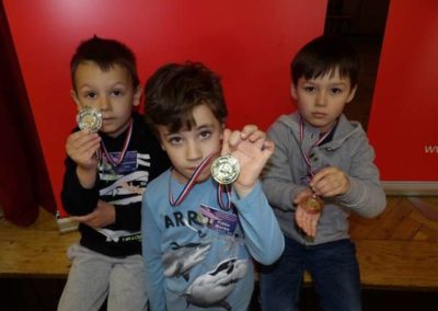 Najmlađi pobjednici u kategoriji dječaka do 7 godina (s lijeva na desno) : Leo Lovrković (2.), Marko Fičko (1.) i Jan Kai Premec (3.)
